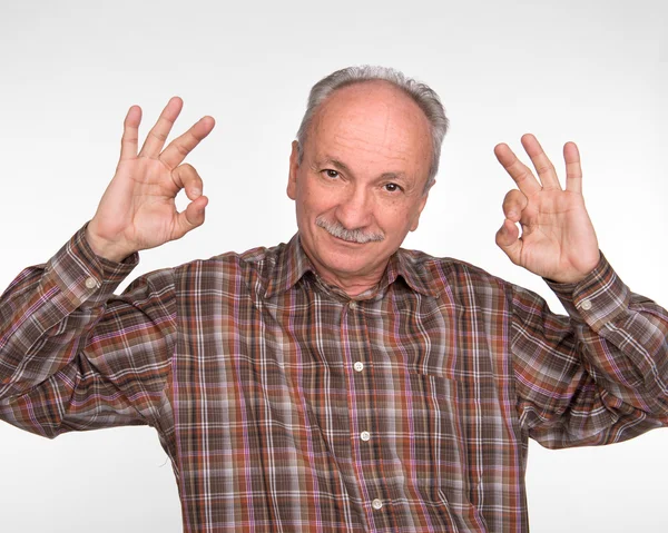 Starší muž ukazuje ok povzdech — Stock fotografie