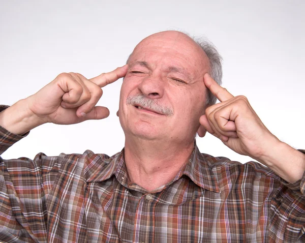 Viejo que sufre de un dolor de cabeza — Foto de Stock