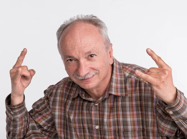 Porträt eines älteren Mannes, der gestikuliert — Stockfoto