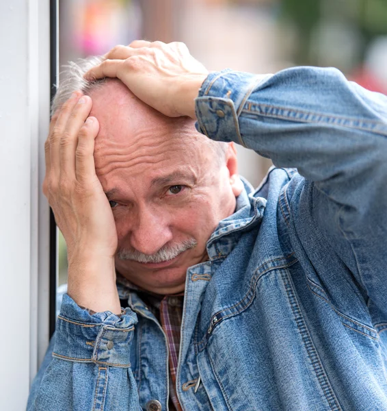 Viejo que sufre de un dolor de cabeza —  Fotos de Stock