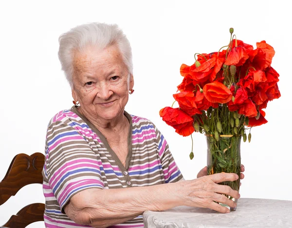 老女人和罂粟群 — 图库照片