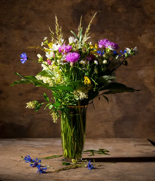 Bellissimo bouquet di fiori di campo luminosi in vaso — Foto Stock