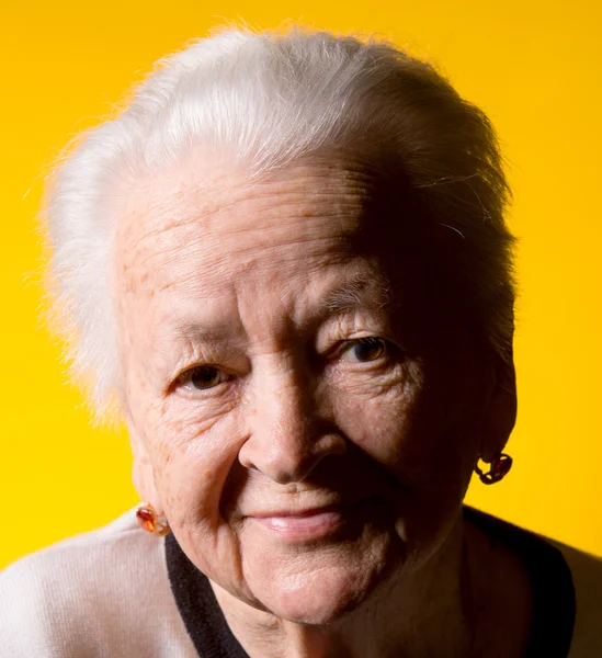 Retrato de mulher idosa sorridente — Fotografia de Stock