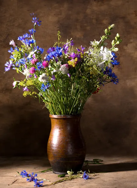 Bellissimo bouquet di fiori di campo luminosi in vaso — Foto Stock