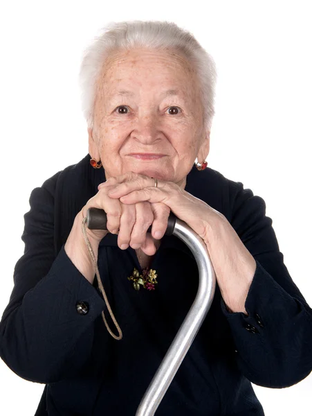 Porträt einer lächelnden alten Frau, die mit einem Stock sitzt — Stockfoto