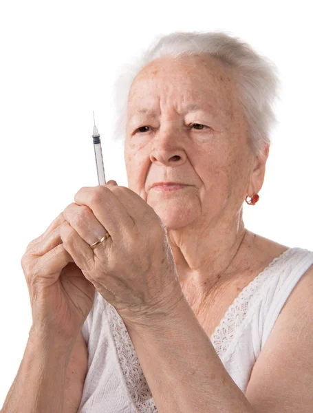 Yaşlı kadın şırınga insülin enjeksiyonu yapmak için hazırlanıyor — Stok fotoğraf