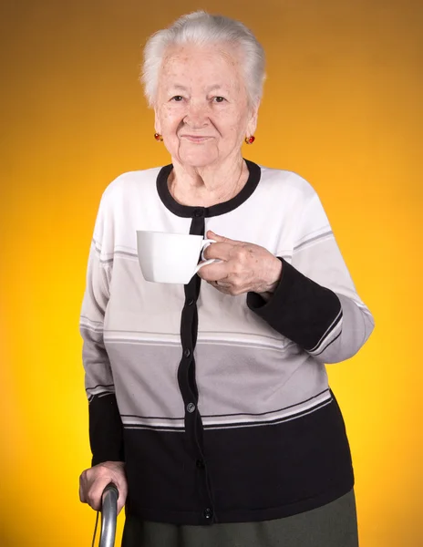 커피 또는 홍차 컵을 즐기는 늙은 여자 — 스톡 사진