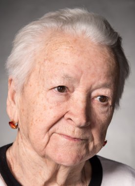 eski düşünceli kadın