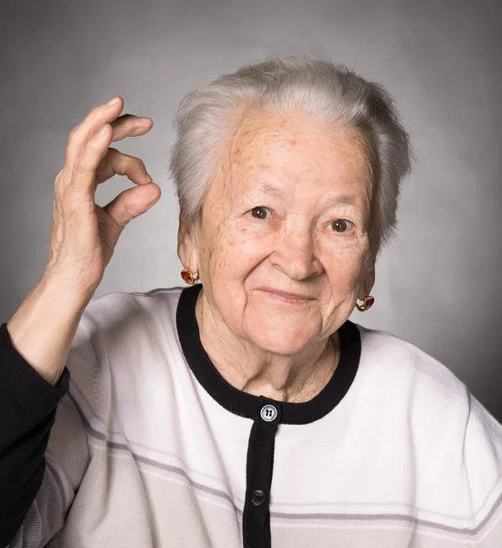 Mujer vieja mostrando signo ok — Foto de Stock