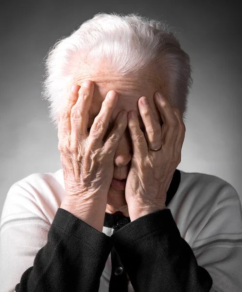 Alte Frau leidet unter Kopfschmerzen — Stockfoto