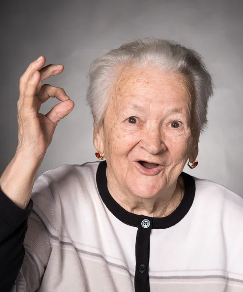 Mujer vieja mostrando signo ok — Foto de Stock