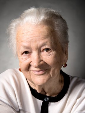 gülümseyen yaşlı kadın portresi