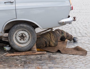 adam eski araba tamiri