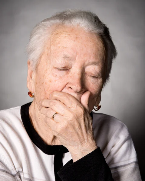 Stara kobieta cierpi na bóle głowy lub ból zęba — Zdjęcie stockowe