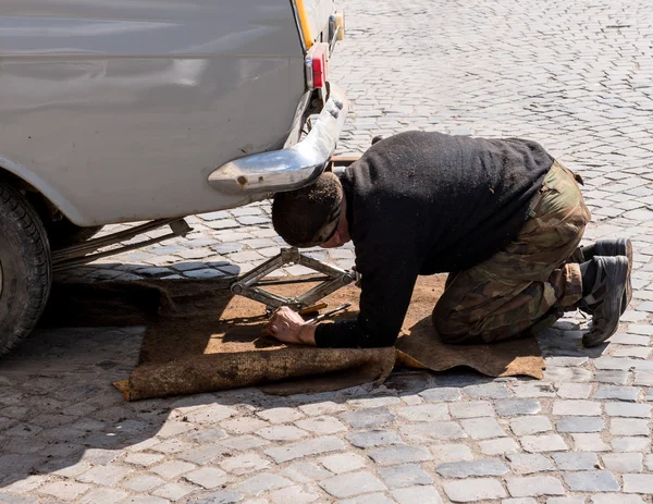 Man repairing his old car — Stock Photo, Image