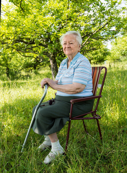 Старуха сидит на стуле
