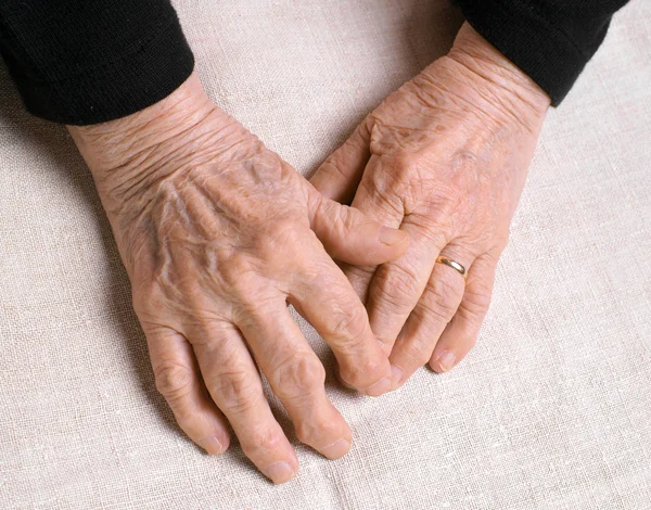 Oude vrouw handen Stockfoto