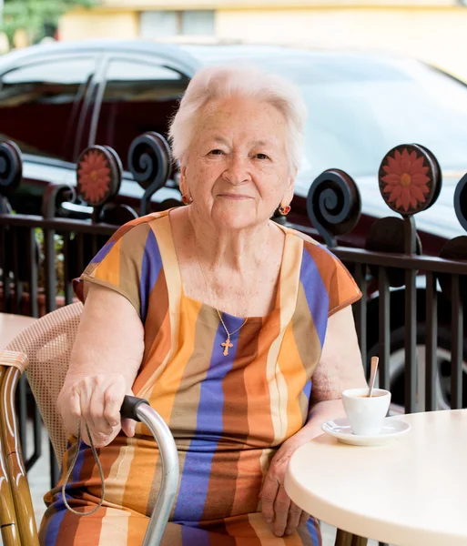 Senior mulher tomando uma xícara de café — Fotografia de Stock