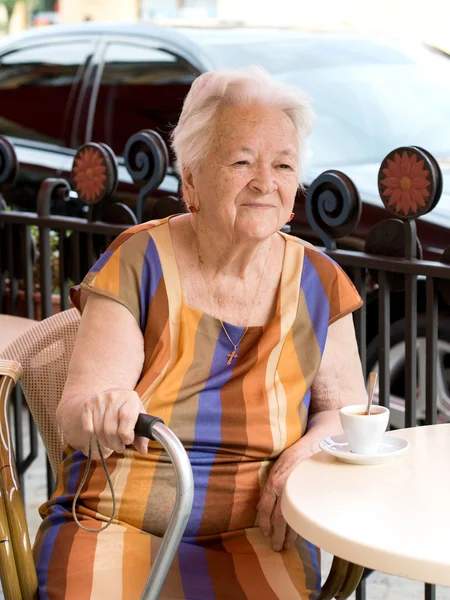 Äldre kvinna med en kopp kaffe — Stockfoto