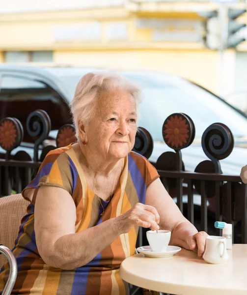 Seniorin bei einer Tasse Kaffee — Stockfoto