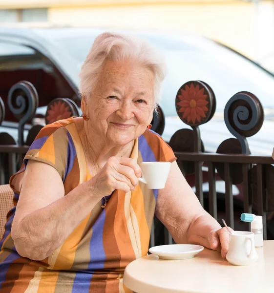 Seniorin bei einer Tasse Kaffee — Stockfoto