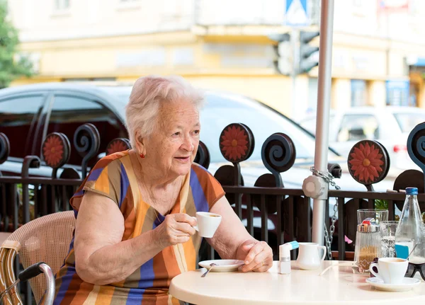 O femeie în vârstă care bea o ceașcă de cafea — Fotografie, imagine de stoc