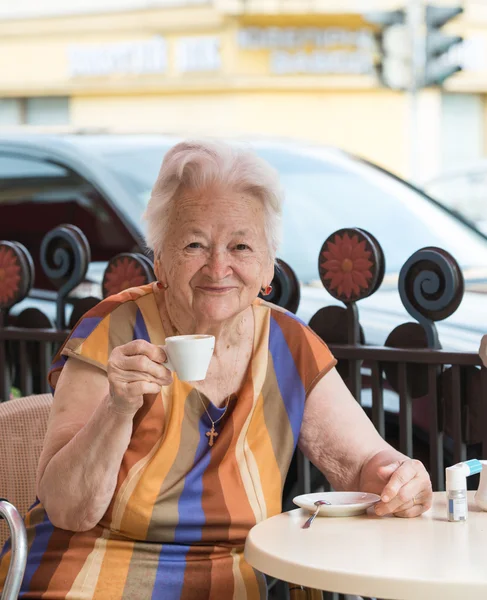 O femeie în vârstă care bea o ceașcă de cafea — Fotografie, imagine de stoc