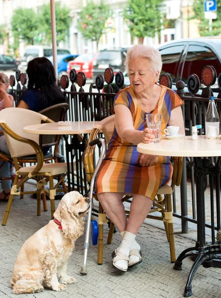 Femme âgée prenant une tasse de café — Photo