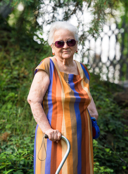 Старуха в солнечных очках
