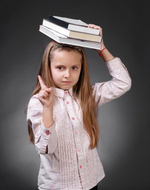 Kitaplı küçük kız.