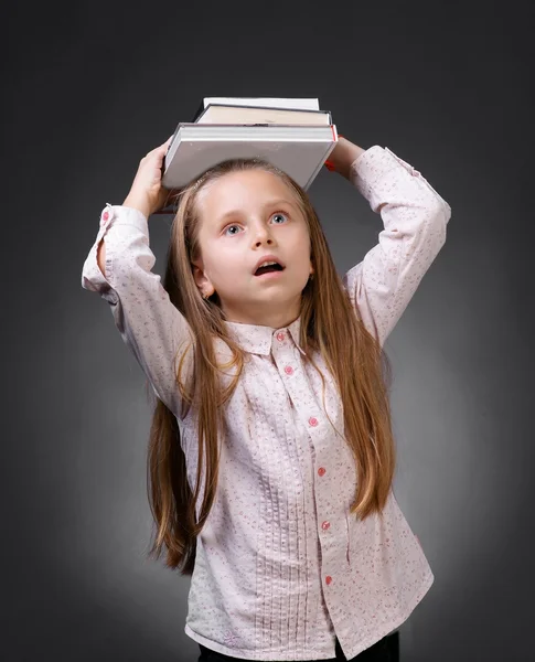 Kleines Mädchen mit Büchern — Stockfoto