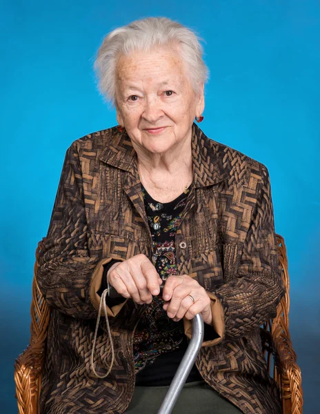 지팡이 함께 앉아 늙은 여자의 초상화 — 스톡 사진