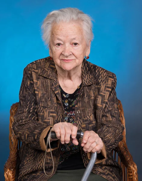 Retrato de mulher velha sentada com uma bengala — Fotografia de Stock