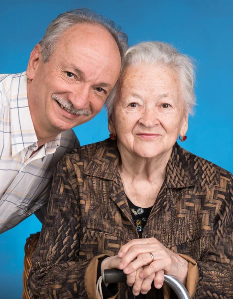 Ein erwachsener Sohn mit seiner alternden Mutter — Stockfoto