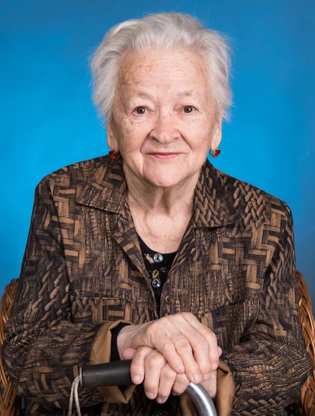 Retrato de una anciana sentada con un bastón —  Fotos de Stock