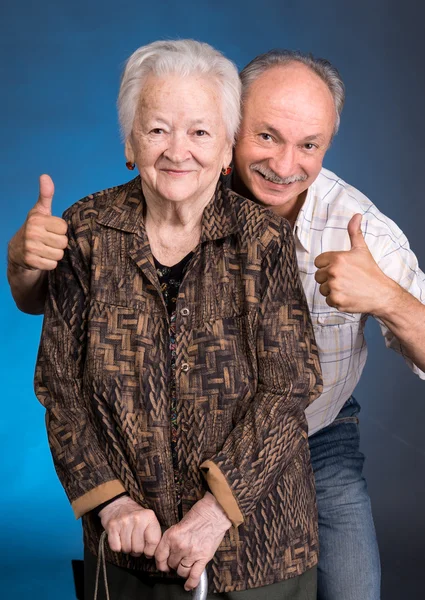 A grown son showing ok with his aging mom — Stock Photo, Image