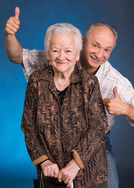 En vuxen son visar ok med hans åldrande mamma — Stockfoto