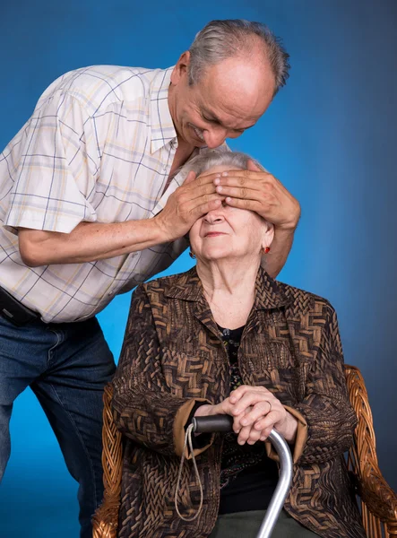 Um filho crescido com sua mãe envelhecida — Fotografia de Stock