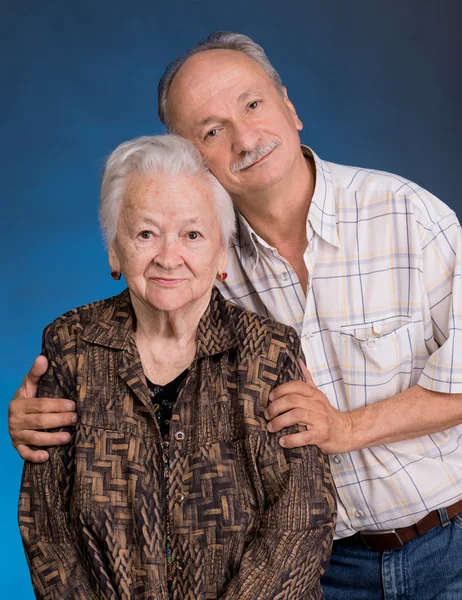 Ein erwachsener Sohn mit seiner alternden Mutter — Stockfoto