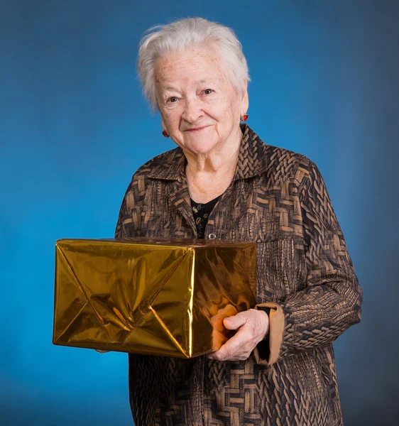 Mosolygó idős nő a jelen box — Stock Fotó