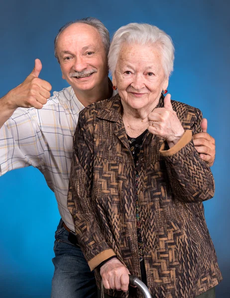 Ein erwachsener Sohn zeigt ok mit seiner alternden Mutter — Stockfoto