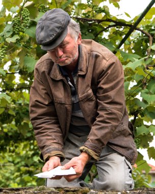 sarhoş adam elinde para ile