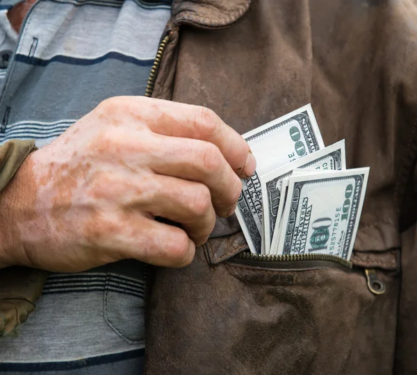 O agricultor com dinheiro no bolso — Fotografia de Stock