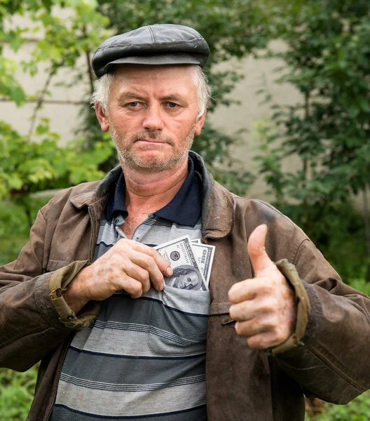 De landbouwer met geld in zijn jas — Stockfoto