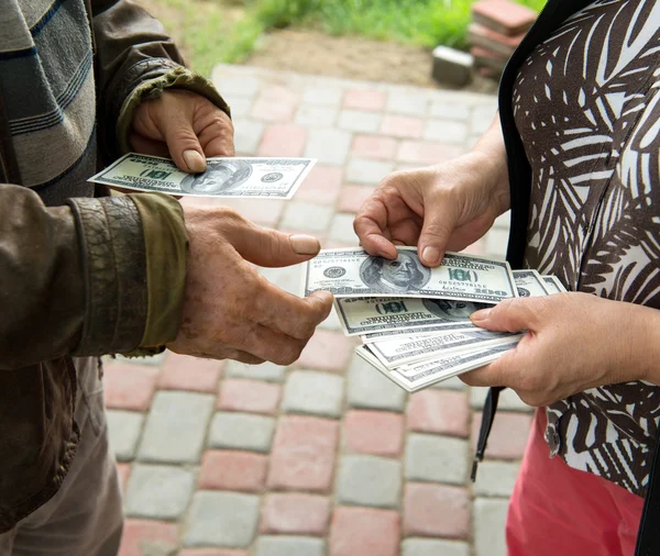 Vrouw het geven van geld aan de mens — Stockfoto