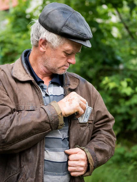 Le fermier avec de l'argent dans sa veste — Photo