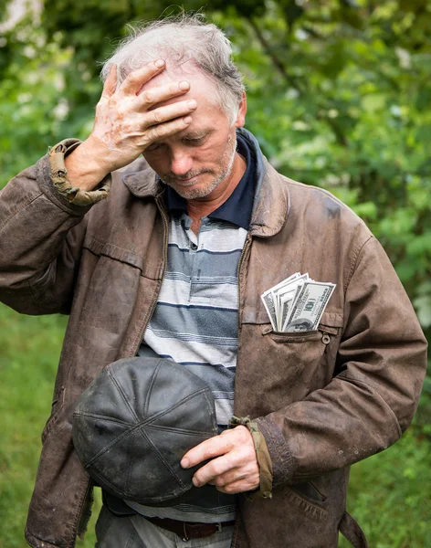 Agricultor estressado com dinheiro no casaco — Fotografia de Stock