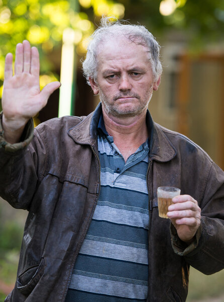 Пьяный мужчина со стаканом пива
