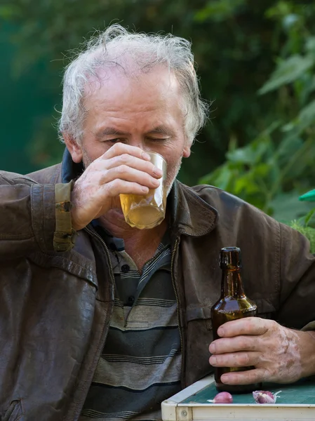 Opilý muž pít pivo — Stock fotografie