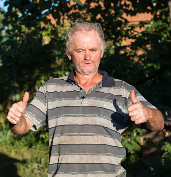 Senior poor man showing yes sign — Stock Photo, Image